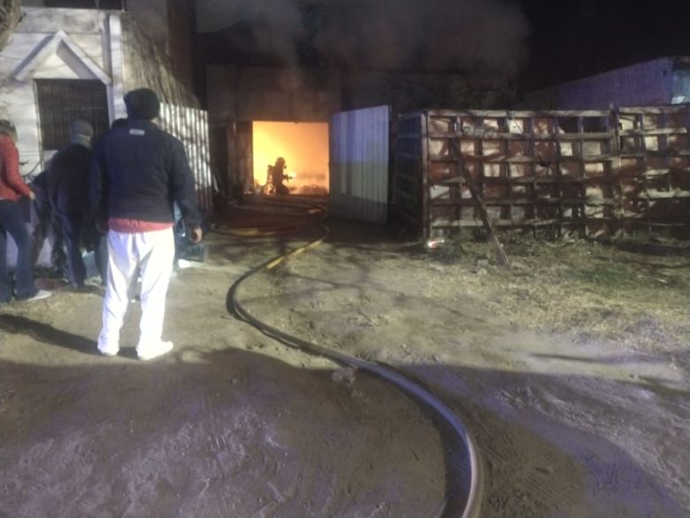 Un grave incendio destruyó en su totalidad a una carpintería
