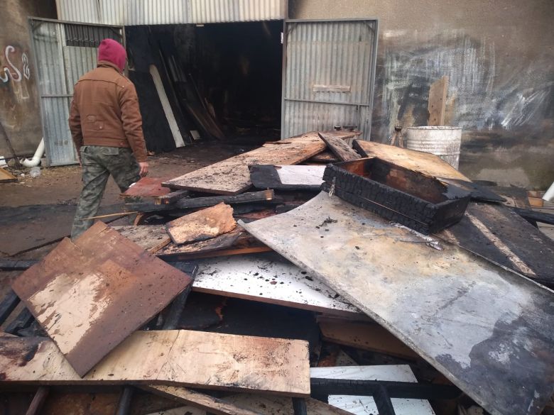 Un grave incendio destruyó en su totalidad a una carpintería