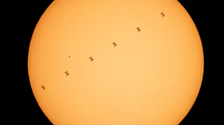 Las espectaculares imágenes de la Estación Espacial Internacional viajando frente al Sol