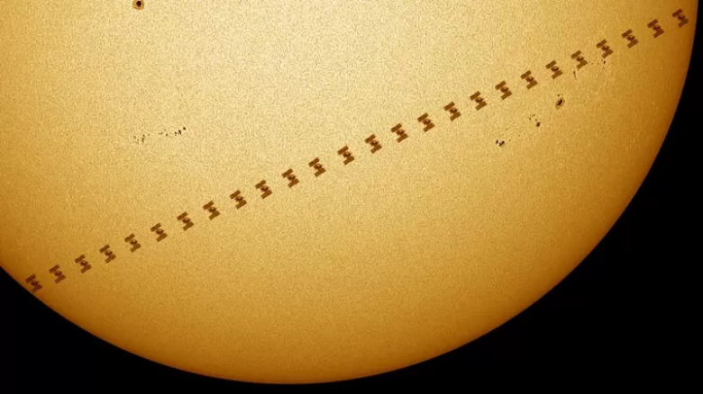 Las espectaculares imágenes de la Estación Espacial Internacional viajando frente al Sol