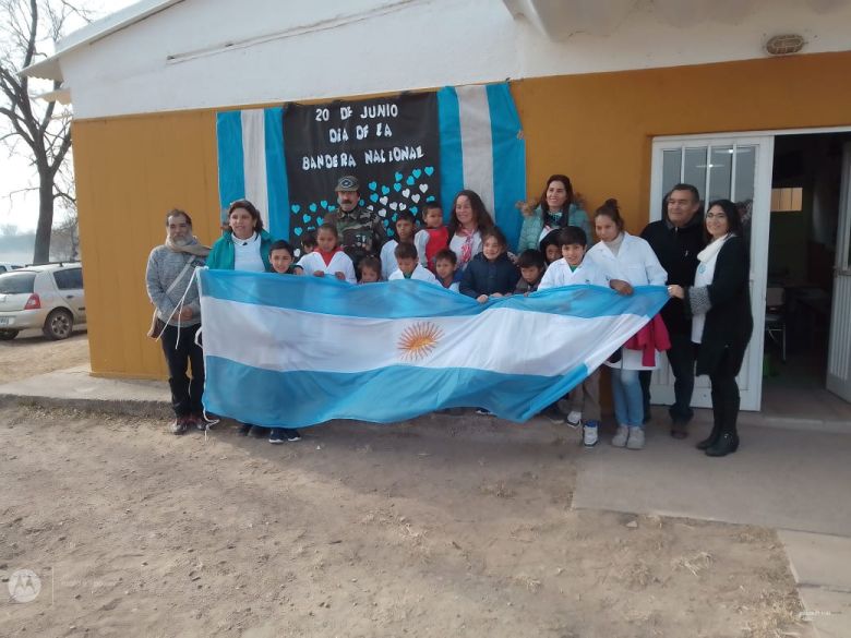 Una bandera donada por LV16 fue honrada por alumnos de la Escuela Rural Aeronáutica Argentina 