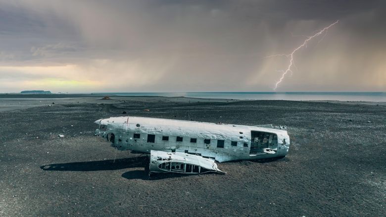 Las historias detrás de los 7 aviones abandonados más increíbles del mundo