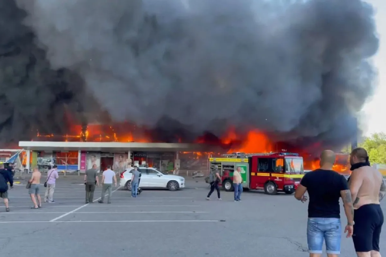 “El número de víctimas es imposible de imaginar”: Rusia bombardea un concurrido centro comercial en Ucrania