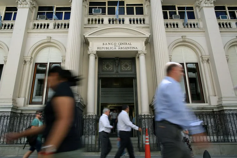 A pesar del feriado en EEUU, el Banco Central tuvo que vender USD 100 millones por la demanda de “dólar solidario”