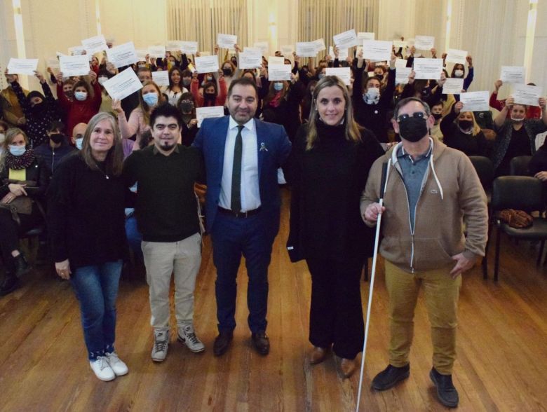 Comunicación Inclusiva: 90 personas recibieron su certicado en Lengua de Señas