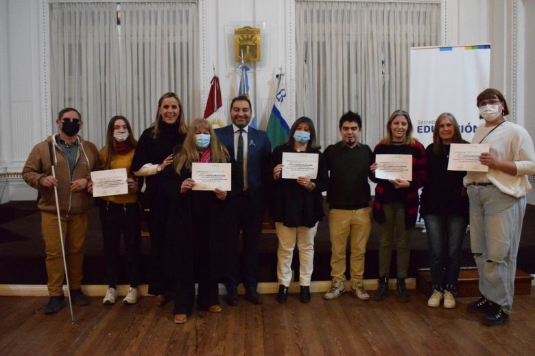 Comunicación Inclusiva: 90 personas recibieron su certicado en Lengua de Señas