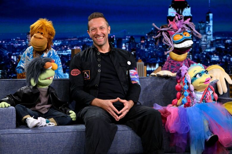 Coldplay presentó el video de “Biutyful” con una banda de marionetas