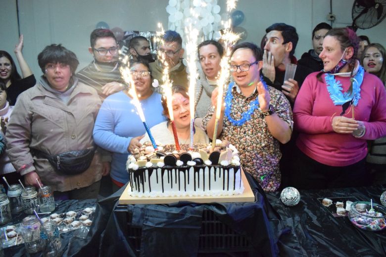 Alumnos de "Talleres Inclusivos" festejaron sus cumpleaños y presentaron su murga