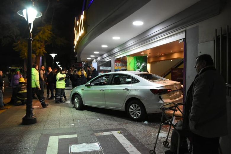 Un conductor perdió el control de su auto, se incrustó en el Teatro Plaza y atropelló a 23 personas: 15 internados y 3 graves