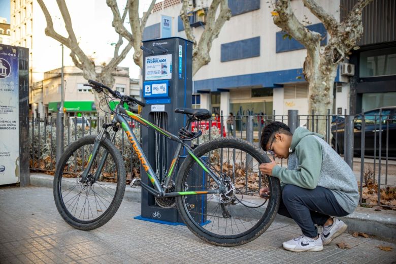 Se instalaron los primeros infladores públicos para bicicletas