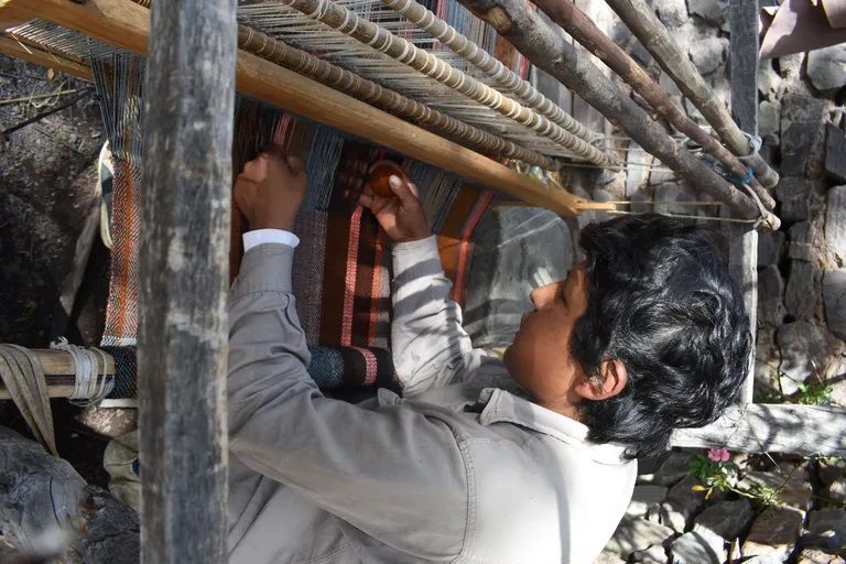 Una marca de tejidos que nació en un pueblo salteño y utiliza el agua para crear el hilo