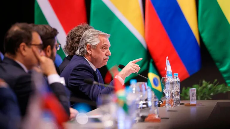 Contrapunto cara a cara entre Alberto Fernández y Lacalle Pou por los tratados de libre comercio con otros países por fuera del Mercosur