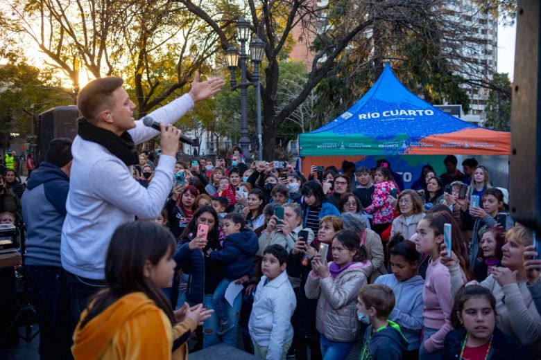 Eze Pedraza y Ramiro Luna convocaron a cientos de personas en la Plaza Roca