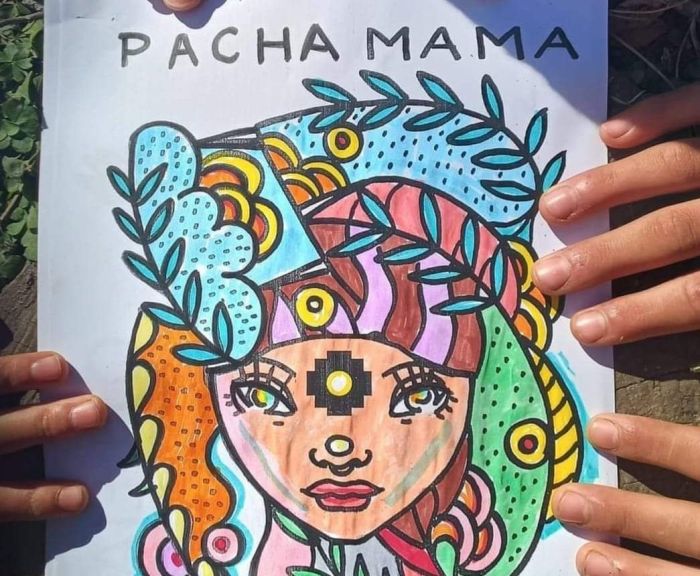En el día de la Pachamama regalan un libro para colorear  
