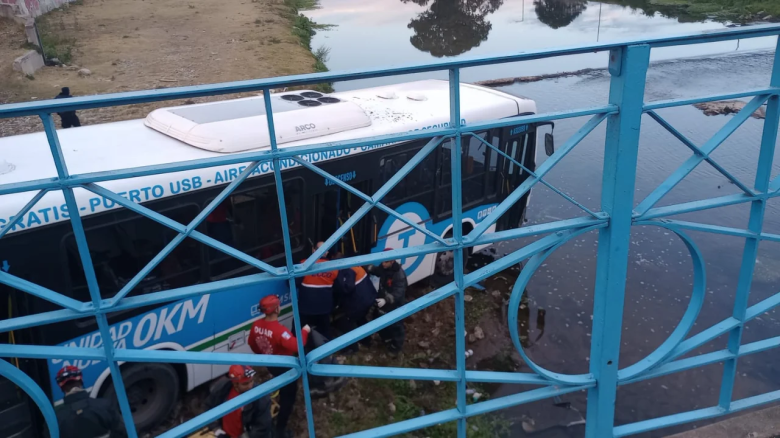 Un colectivo con pasajeros cayó al cauce del río tras chocar con un automóvil