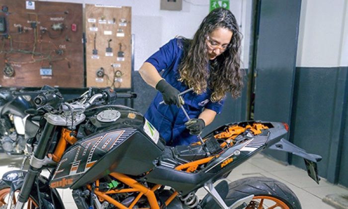 Curso de reparación de motos: asesoran a mujeres para instalar su taller