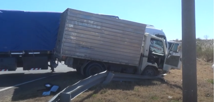 Un furgón fue embestido por un camión en La Cautiva 