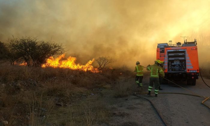 Cuatro dotaciones de Merlo combatieron un incendio forestal en ruta 1