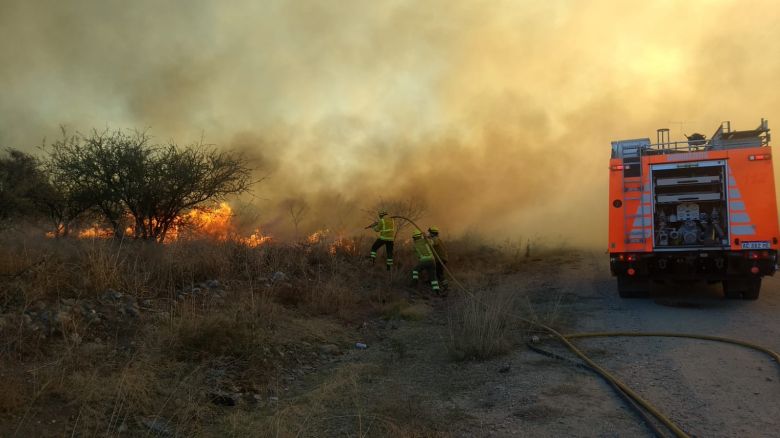 Cuatro dotaciones de Merlo combatieron un incendio forestal en ruta 1