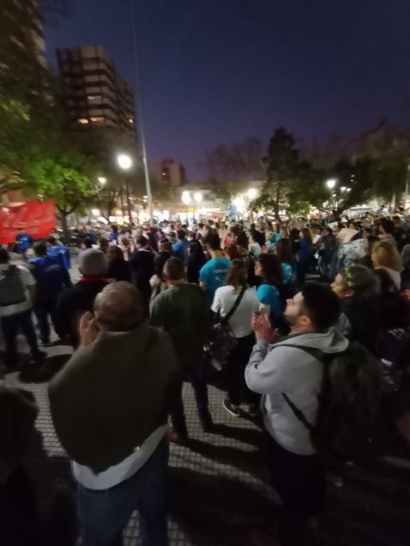 Un grupo de militantes defendió a Cristina en la plaza 
