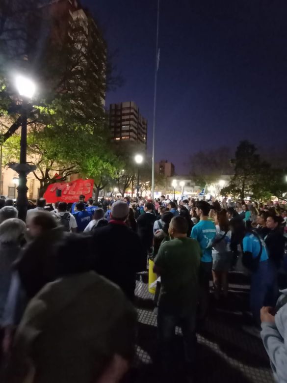 Un grupo de militantes defendió a Cristina en la plaza 