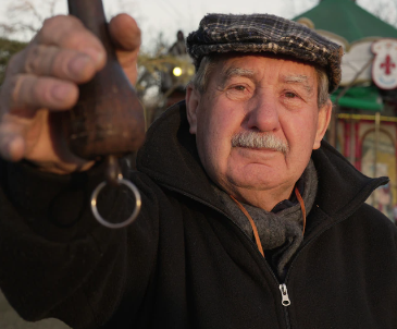 El abuelo “Bicho”: un apasionado por las calesitas desde hace más de cuarenta años