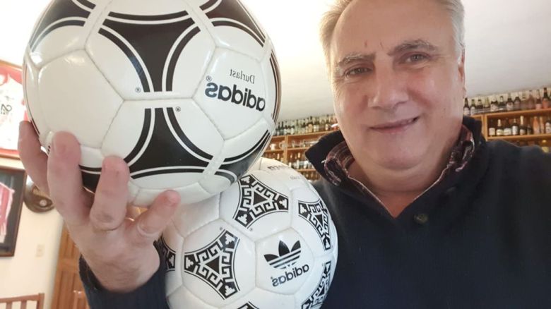 El médico que colecciona las pelotas de los Mundiales, desde Inglaterra 1966 hasta Qatar 2022