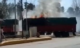Camión en llamas ingresó a Bomberos de Las Higueras