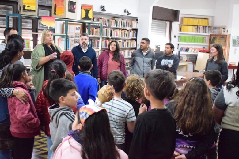 Niños y niñas disfrutaron de un espacio de lectura y teatro en la Biblioteca Sarmiento