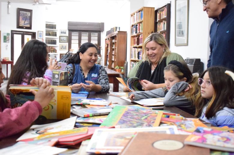 Niños y niñas disfrutaron de un espacio de lectura y teatro en la Biblioteca Sarmiento