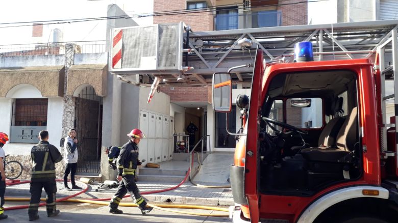 Un incendio en un octavo piso desnudó fallas graves en los edificios