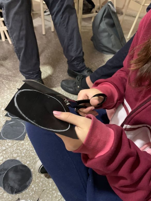 Estudiantes fabricaron un tapavasos “antidrogas” para llevar al boliche