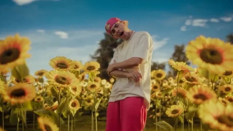 La China Suárez a los besos con Rusherking, en el videoclip de la canción que él le dedicó