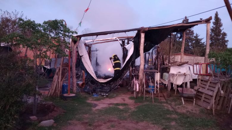 Se quemó una vivienda precaria en Villa Huidobro