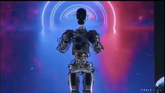 Elon Musk presentó a Optimus, el robot humanoide que quiere vender por menos de USD 20.000