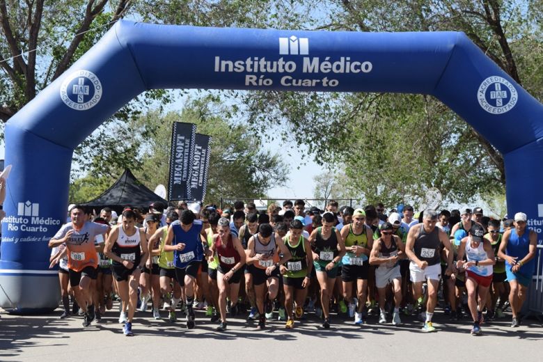 Córdoba Rosa realizó una jornada de concientización en la maratón del Instituto Medico Río Cuarto