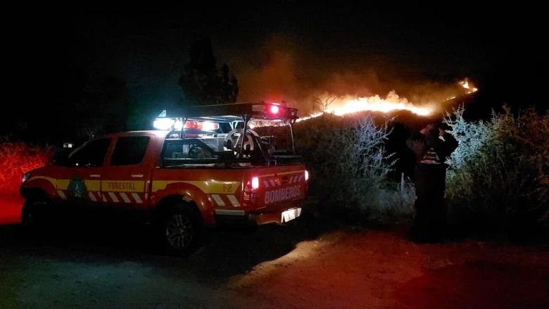Varias dotaciones de Bomberos combaten un incendio en La Cumbre