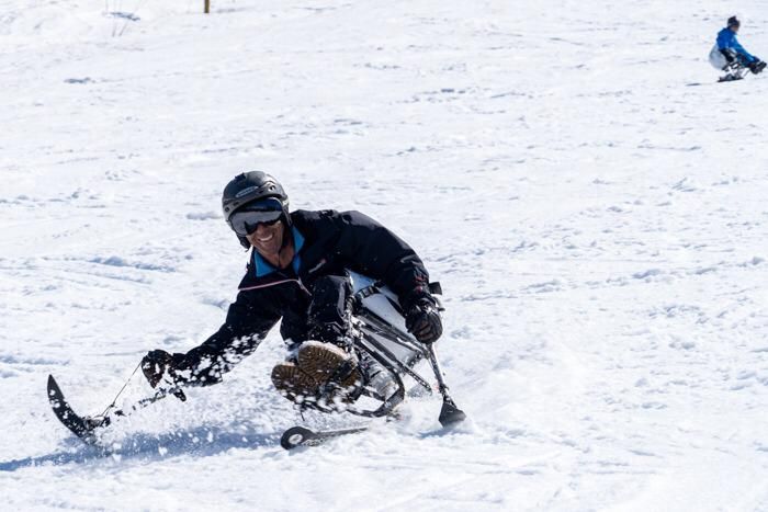 Un argentino, el primer instructor de esquí a nivel mundial en silla de ruedas