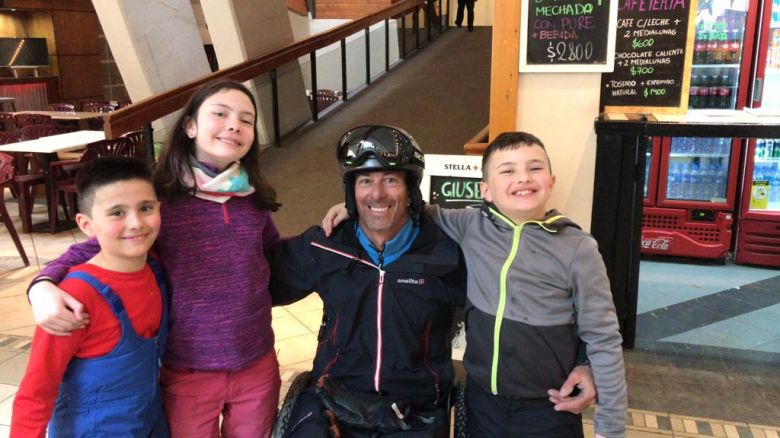 Un argentino, el primer instructor de esquí a nivel mundial en silla de ruedas
