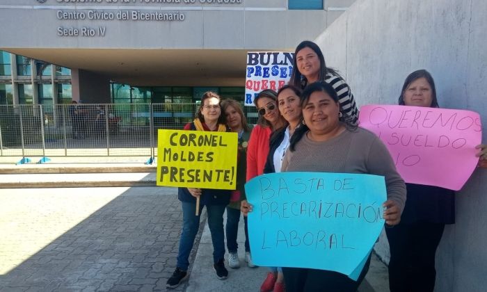 Auxiliares de escuelas de la región protestaron frente al Centro Cívico