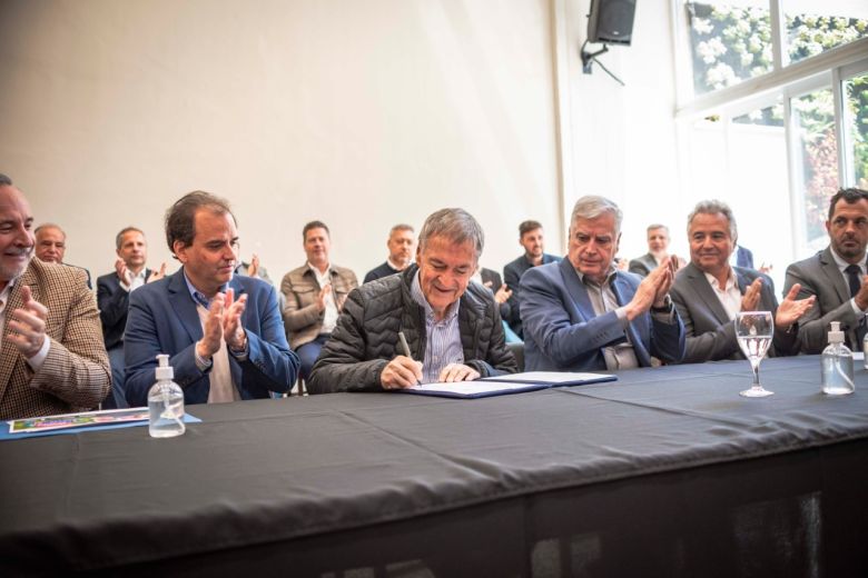 Llamosas y Schiaretti firmaron un convenio para la creación de un Centro Comercial a Cielo Abierto