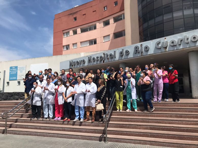 Protesta de médicos del Hospital San Antonio de Padua: realizaron un abrazo simbólico por la falta de personal