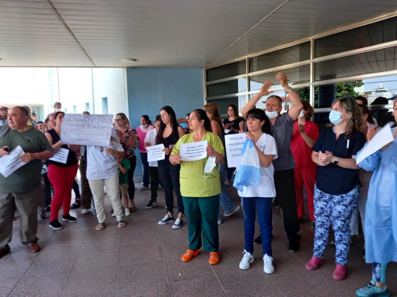 Enfermeros se sumaron al "abrazo" al Hospital San Antonio de Padua