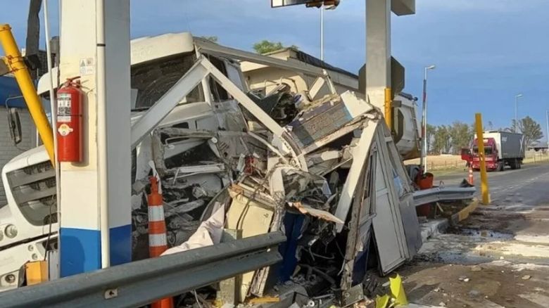 Impactante: un camión chocó contra cabina de peaje y dos empleadas se salvaron de milagro