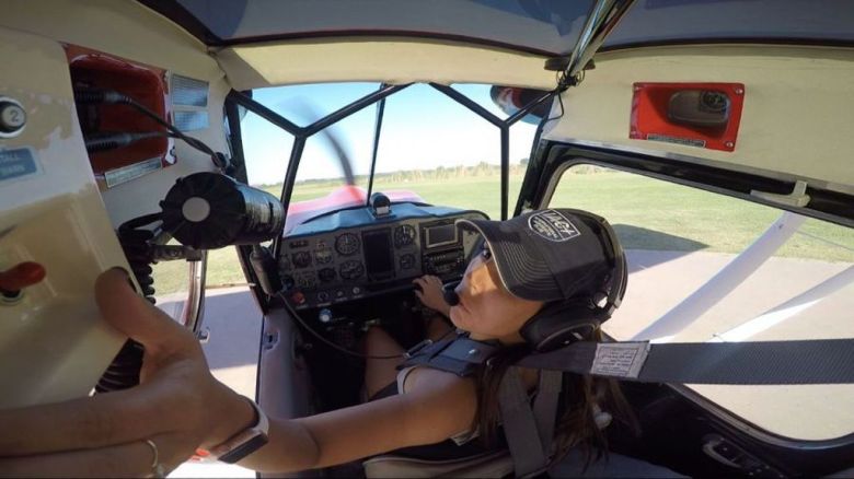 La primera piloto acróbata del país que derriba mitos y hace historia desde el aire