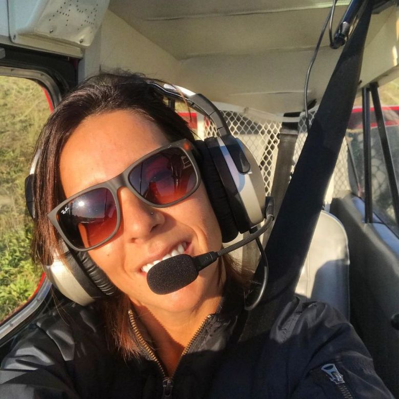 La primera piloto acróbata del país que derriba mitos y hace historia desde el aire