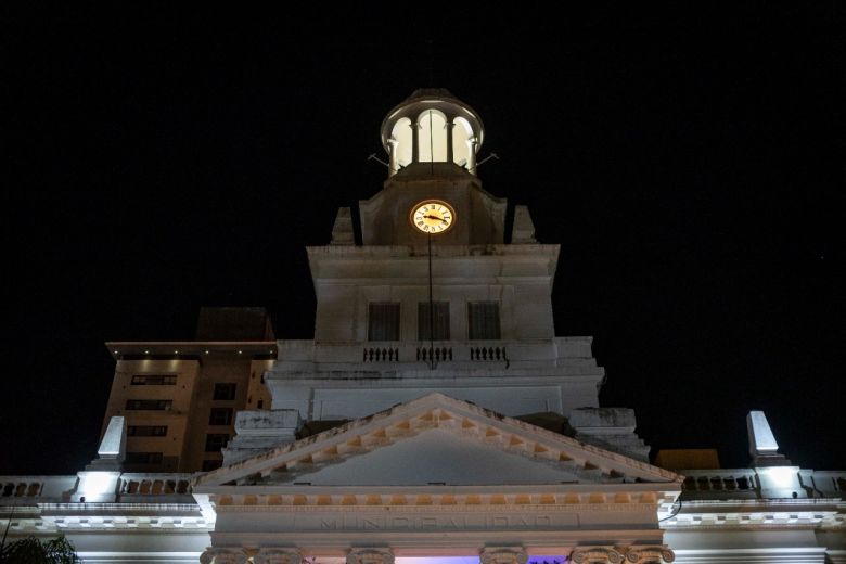 Llamosas inauguró el nuevo reloj del Palacio Municipal y encendió el pino de navidad