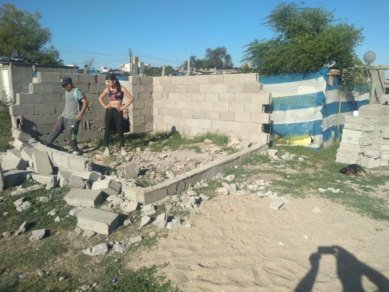 La policía detiene la construcción de una vivienda en el asentamiento frente al corsódromo