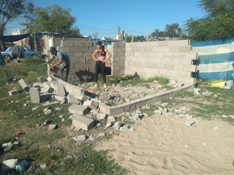 La policía detiene la construcción de una vivienda en el asentamiento frente al corsódromo