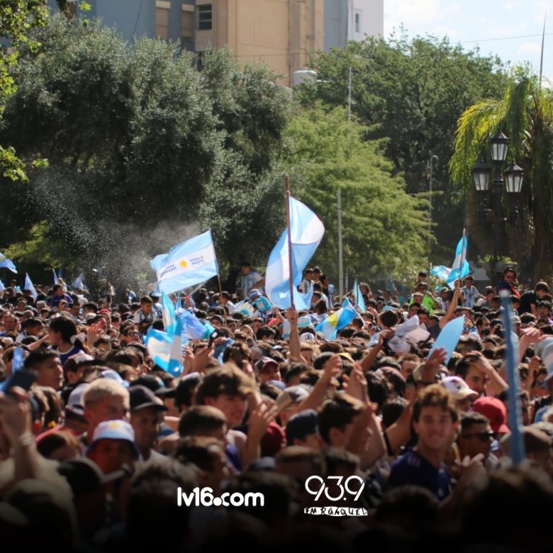 Miles de riocuartenses salieron a las calles a festejar la tercera Copa del Mundo